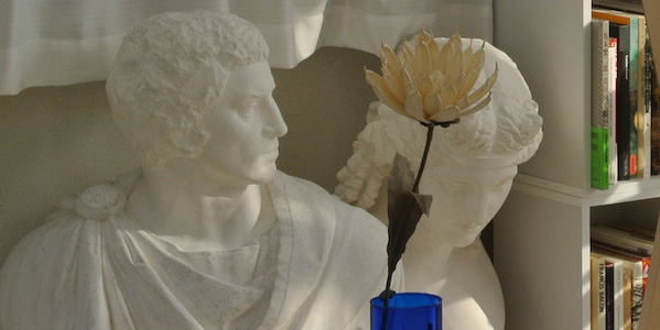 花のモチーフと石膏像